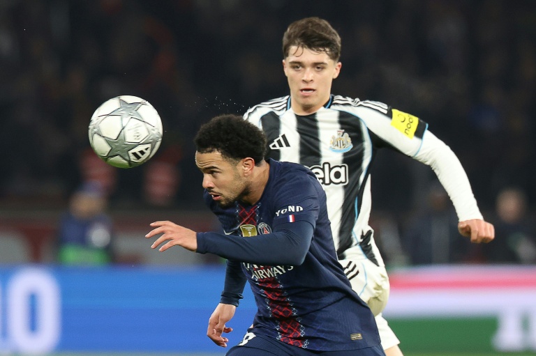 Le milieu du Paris SG Warren Zaïre-Emery au duel avec le joueur de Newcastle Lewis Miley, durant le match des Ligue des champions entre les deux équipes, le 28 janvier 2026 à Paris
