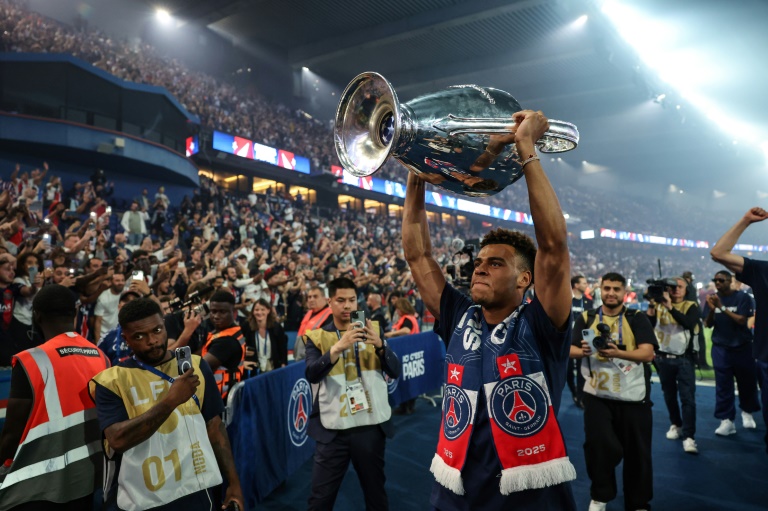 Les joueurs du Paris SG ont terminé les festivités dimanche au Parc des Princes, où ils ont présenté au public le trophée de la Ligue des champions (Ici Désiré Doué brandissant la coupe)
