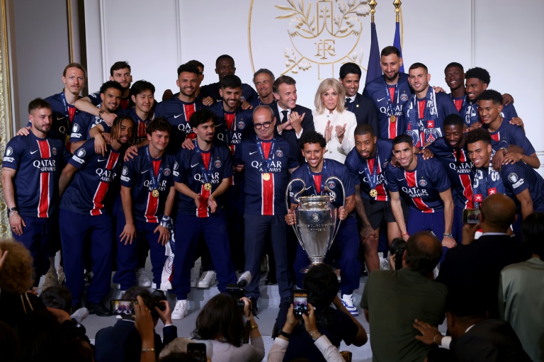 Les joueurs du PSG autour du président Emmanuel Macron et de son épouse Brigitte lors de la réception à l'Elysée dimanche.