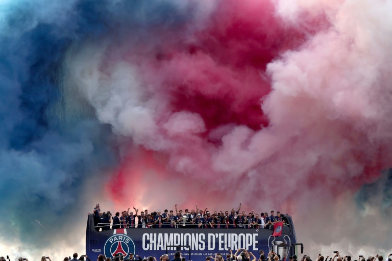Les joueurs du PSG champions d'Europe, fêtés par leurs supporters, lors de la parade sur les Champs-Elysées, le 1er juin 2025 à POaris