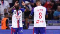 Ainsley Maitland-Niles (g), auteur du deuxième but de Lyon sur un service de Corentin Tolisso (de dos), face au Sparta Prague, le 11 août à Décines-Charpieu