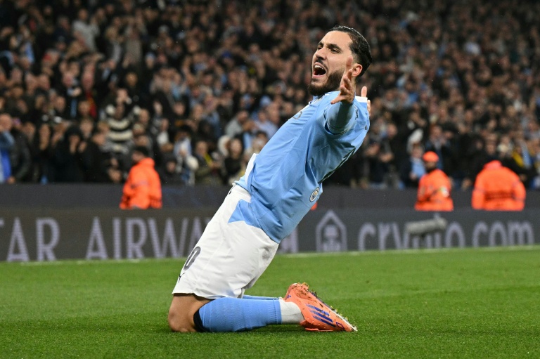 Le milieu Français de Manchester City Rayan Cherki célèbre son but mercredi soir en Ligue des champions, le quatrième de son équipe contre Dortmund.