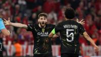L'attaquant du PSG Khvicha Kvaratskhelia (G) face au capitaine Marquinhos lors de la qualification pour la finale de la Ligue des champions aux dépens du Bayern Munich, le 6 mai 2026 à l'Allianz Arena