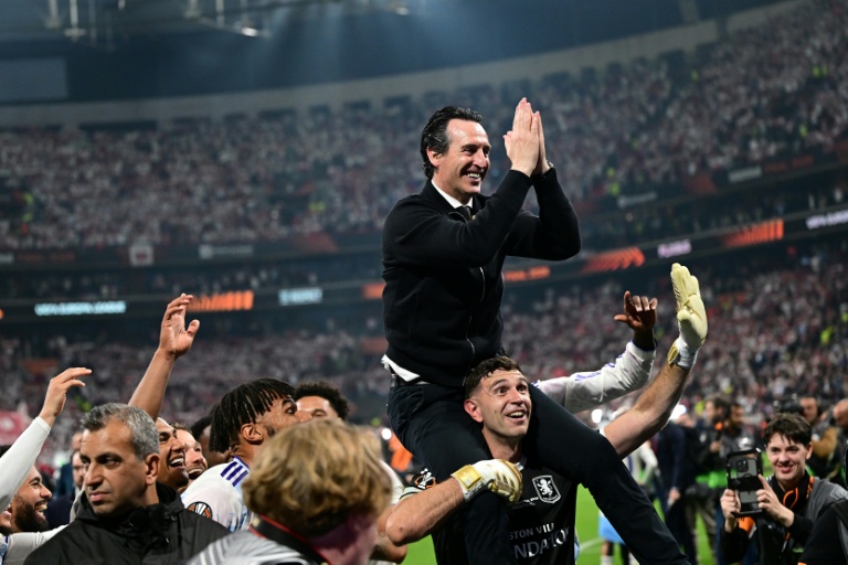 L'entraîneur d'Aston Villa Unai Emery fête avec ses joueurs la victoire en Ligue Europe, mercredi à Istanbul contre Fribourg.