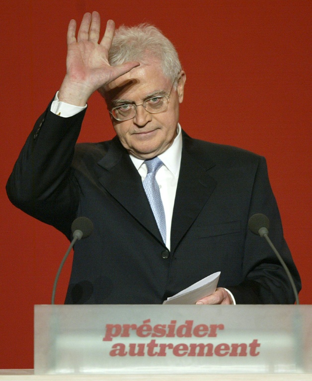 Lionel Jospin salue ses sympathisants après sa défaite au premier tour de la présidentielle, le 21 avril 2002 à Paris