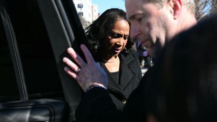 La gouverneure de la Fed Lisa Cook à la sortie de l'audience devant la Cour suprême, le 21 janvier 2026