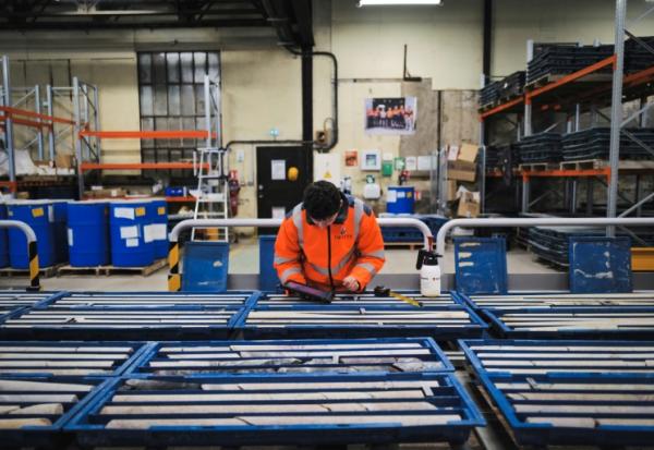 Une ligne de production à l'usine de lithium de l'entreprise Imerys, à Échassierres, le 17 janvier 2024 dans l'Allier