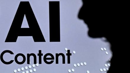 Un stand portant l'inscription "Contenu généré par IA" à la Foire du livre de Francfort, le 9 octobre 2026 en Allemagne