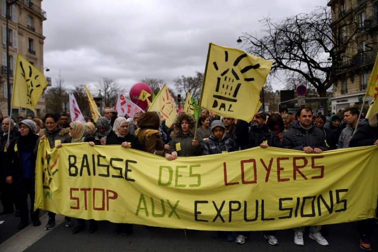 Des manifestants tiennent une banderole de l'association Droit au logement (DAL) à Paris le 19 mars 2017