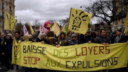 Des manifestants tiennent une banderole de l'association Droit au logement (DAL) à Paris le 19 mars 2017