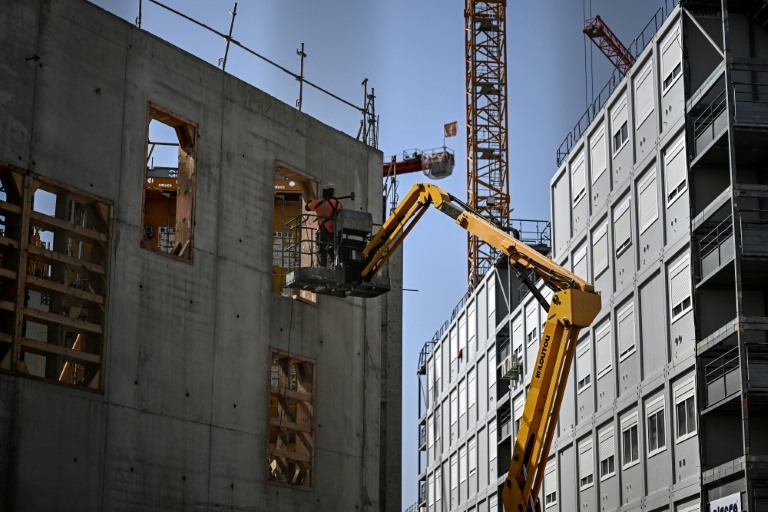 Vue d'un chantier de construction à Bordeaux le 22 juin 2026