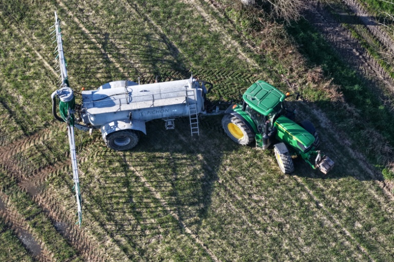 Le Sénat a adopté le projet de loi d'urgence agricole dans une version nettement modifiée par la droite pour lever les contraintes au métier d'agriculteur, suscitant l'inquiétude des associations environnementales et du gouvernement