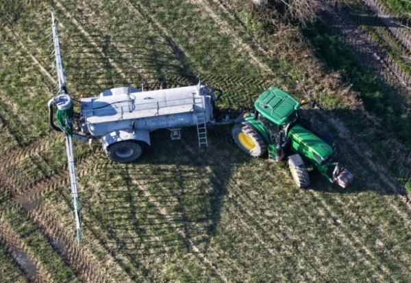 Le Sénat a adopté le projet de loi d'urgence agricole dans une version nettement modifiée par la droite pour lever les contraintes au métier d'agriculteur, suscitant l'inquiétude des associations environnementales et du gouvernement