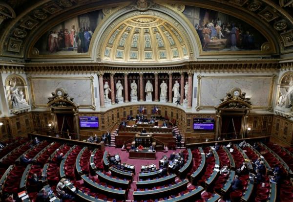 Le Sénat a voté pour insérer dans le projet de loi d'urgence agricole une mesure décriée permettant la réintroduction de pesticides interdits, un irritant majeur pour le gouvernement
