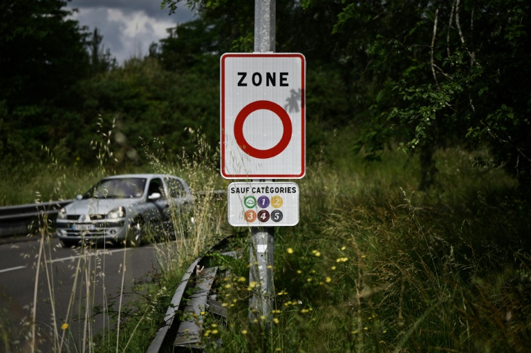 Un panneau de signalisation d'une zone à faibles émissions (ZFE) à Mérignac, près de Bordeaux, le 21 mai 2025 en Gironde