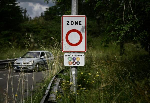 Un panneau de signalisation d'une zone à faibles émissions (ZFE) à Mérignac, près de Bordeaux, le 21 mai 2025 en Gironde