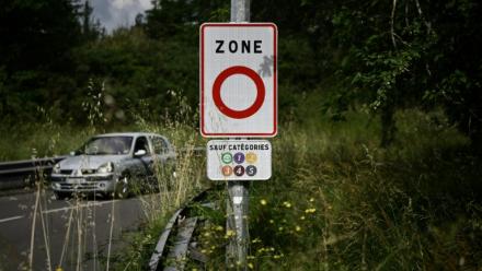 Un panneau de signalisation d'une zone à faibles émissions (ZFE) à Mérignac, près de Bordeaux, le 21 mai 2025 en Gironde