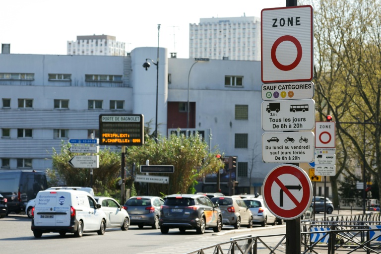 Un panneau de signalisation de zone à faibles émissions (ZFE), le 5 avril 2025 à Paris