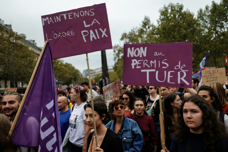 Des manifestants contre la proposition de loi sur la présomption d'usage légitime des armes par les forces de l'ordre, à Paris le 20 septembre 2026