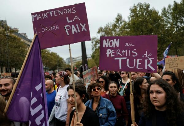 Des manifestants contre la proposition de loi sur la présomption d'usage légitime des armes par les forces de l'ordre, à Paris le 20 septembre 2026