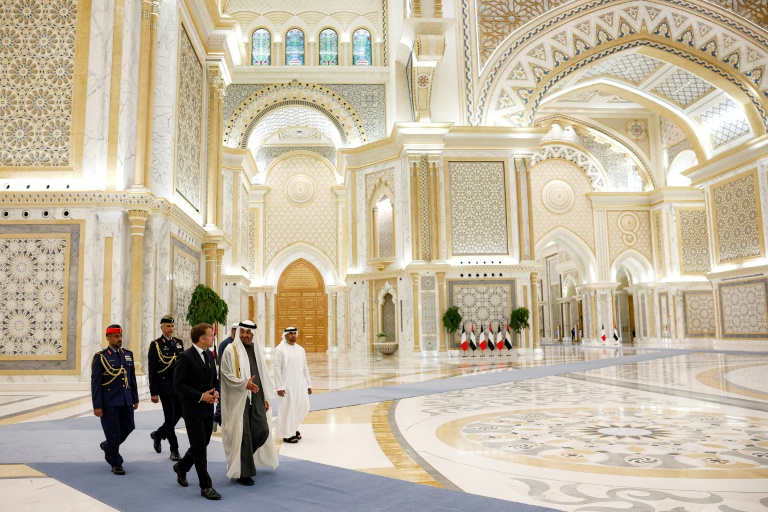 Le président émirati Mohammed ben Zayed (d) reçoit le président français Emmanuel Macron au palais présidentiel à Abu Dhabi le 19 octobre 2026