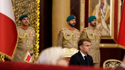 Le président français Emmanuel Macron assiste à une cérémonie de signature d'accord avec le roi de Bahreïn près de Zallaq, le 20 octobre 2026