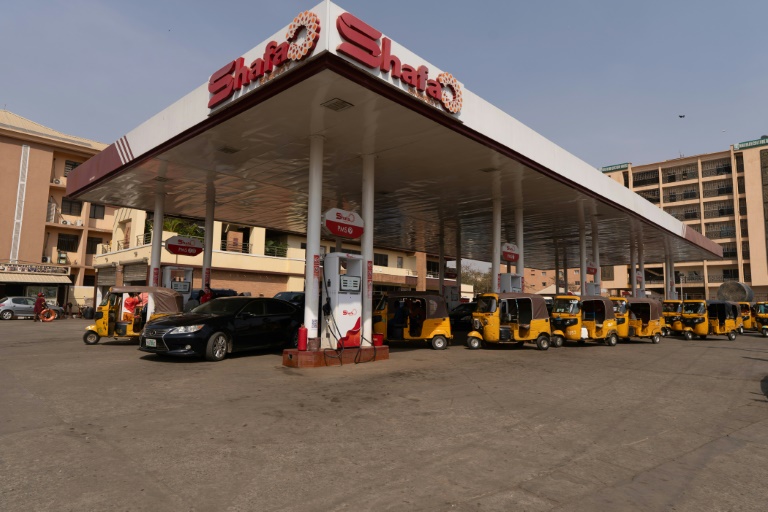 Des véhicules font la queue dans une station-service à Abuja, au Nigeria, le 9 mars 2026, après l'augmentation des tarifs de transport suite à une récente hausse des prix de l'essence