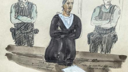 Croquis d'audience du 17 octobre 2025 montrant Dahbia Benkired lors de son procès pour le meurtre de Lola, à la cour d'assises de Paris