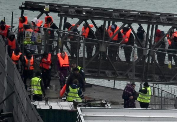 Des migrants arrêtés alors qu'ils tentaient de traverser la Manche sont débarqués à Douvres, dans le sud-est de l'Angleterre, le 9 février 2025
