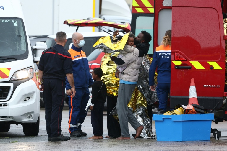 Des rescapés revêtent  des couvertures de survie  à la suite du naufrage de leur canot transportant des migrants qui tentaient de traverser la Manche depuis la France vers le Royaume-Uni, à Calais, dans le nord de la France, le 28 septembre 2026