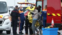 Des rescapés revêtent  des couvertures de survie  à la suite du naufrage de leur canot transportant des migrants qui tentaient de traverser la Manche depuis la France vers le Royaume-Uni, à Calais, dans le nord de la France, le 28 septembre 2026
