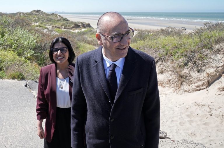 Le ministre français de l'Intérieur Laurent Nuñez (d) et son homologue britannique  Shabana Mahmood à Zuydcoote, dans le nord de la France, le 23 avril 2026