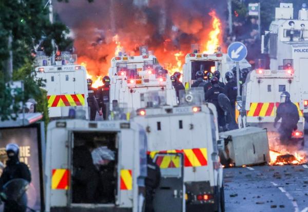 Des incendies à proximité des forces de l'ordre, lors des manifestations à Glengormley, quartier au nord de Belfast (Irlande du Nord), le 10 juin 2026