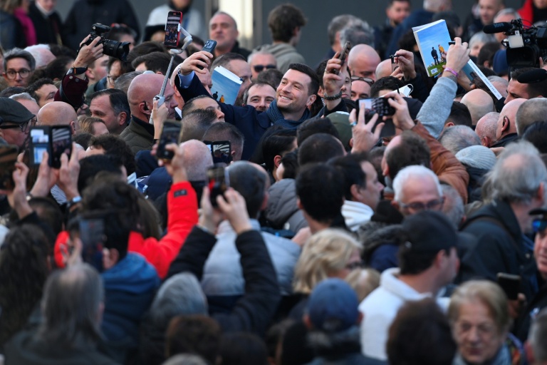 Le président du Rassemblement National (RN) Jordan Bardella lors d'une visite sur un marché d'Agde, dans le sud de la France, le 7 février 2026