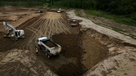 Des engins à l'œuvre sur un chantier de reconstruction de digue le long de la Garonne, à Sénestis, dans le Sud-Ouest, le 8 juin 2026