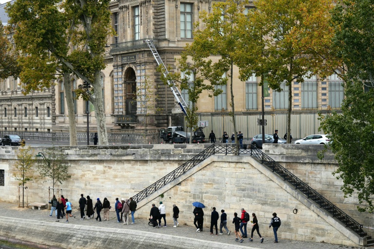 La police devant le monte-charge utilisé au musée du Louvre pour voler les joyaux de la Couronne, à Paris le 19 octobre 2025
