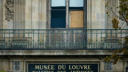 Une fenêtre cassée par laquelle les voleurs sont passés pour dérober au musée du Louvre les joyaux de la Couronne, à Paris le 20 octobre 2025