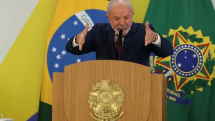 Le président brésilien Luiz Inacio Lula da Silva s'exprime devant la presse le 18 décembre 2025 à Brasilia
