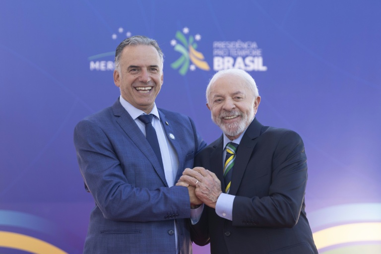 Photo transmise par les services de la présidence uruguayenne montrant le président uruguayen Yamandu Orsi (G) et le président brésilien Luiz Inacio Lula da Silva avant le sommet du bloc sud-américain, à Foz do Iguaçu, dans le sud du Brésil