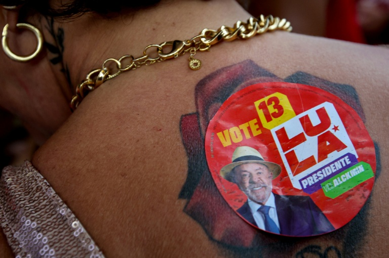 Une partisane du président brésilien Luiz Inacio Lula da Silva, montre un autocollant portant l'image de Lula dans son dos, à Brasilia, le 25 octobre 2026, lors du second tour de l'élection présidentielle.