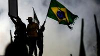 Un partisan du sénateur brésilien de droite et candidat à la présidence, Flavio Bolsonaro, agite un drapeau national lors d'un meeting de campagne à  Rio de Janeiro, le 3 octobre 2026