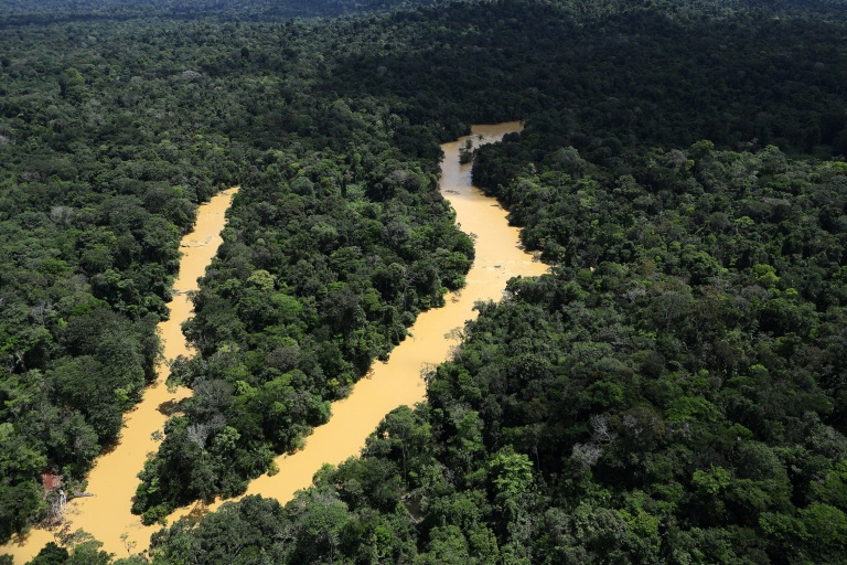Vue aérienne des eaux polluées du fleuve Marowijne à cause de l'orpaillage illégal près de Stoelmanseiland, au Suriname, à la frontière avec la Guyane, le 22 juillet 2026