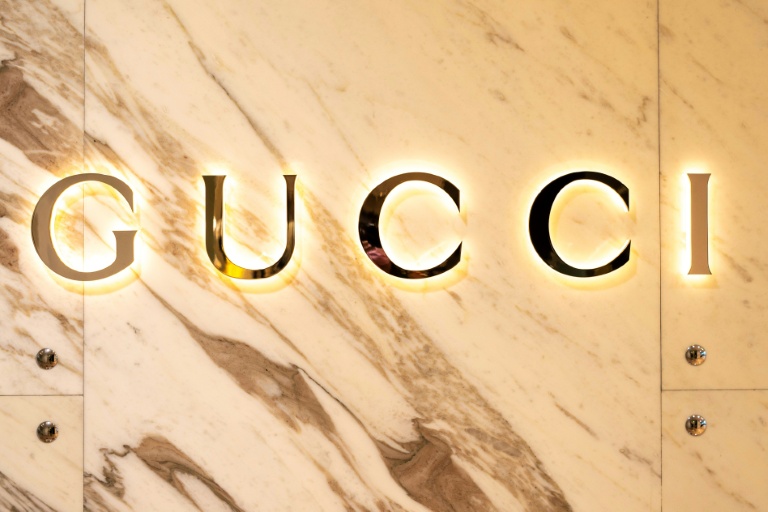 Passé d'un statut d'icône de la mode à celui de caillou dans la chaussure du groupe de luxe français Kering, Gucci est appelé à se réinventer pour ne pas continuer de peser sur les comptes de sa maison mère