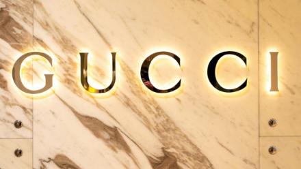 Passé d'un statut d'icône de la mode à celui de caillou dans la chaussure du groupe de luxe français Kering, Gucci est appelé à se réinventer pour ne pas continuer de peser sur les comptes de sa maison mère