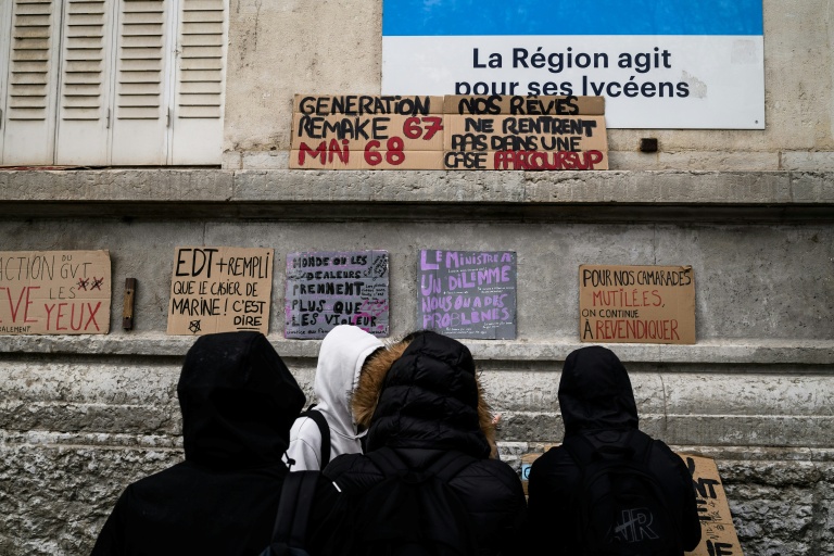 Des lycéens devant le lycée Edouard Herriot à Lyon, le 8 octobre 2026