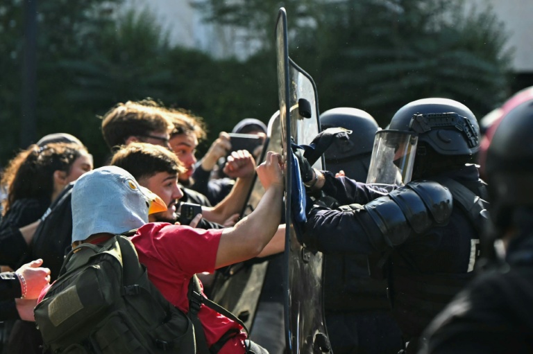 Des policiers anti-émeutes s'opposent à des lycéens lors d'une manifestation devant le lycée Le Corbusier, à Aubervilliers, le 1er octobre 2026