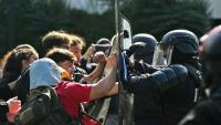 Des policiers anti-émeutes s'opposent à des lycéens lors d'une manifestation devant le lycée Le Corbusier, à Aubervilliers, le 1er octobre 2026