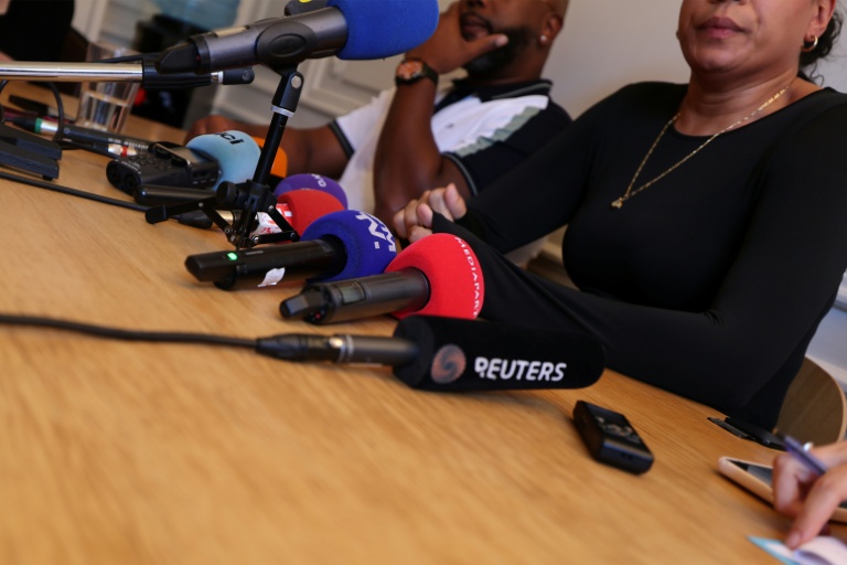 Les parents d'Eden, 14 ans, grièvement blessé lors d'une manifestation de lycéens, lors d'une conférence de presse dans les bureaux de leur avocate à Saint-Ouen-L'Aumône, dans le Val-d'Oise, le 5 octobre 2026