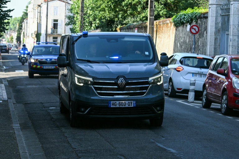 Un convoi de police arrive au palais de justice, le 15 juillet 2026 à Agen, pour une audience de Jérôme Barella, soupçonné du meurtre de la collégienne Lyhanna
