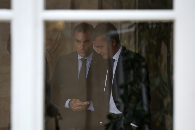 Le Premier ministre Sébastien Lecornu (G) et le ministre de la Justice Gérald Darmanain (D) à Matignon le 5 juin 2026